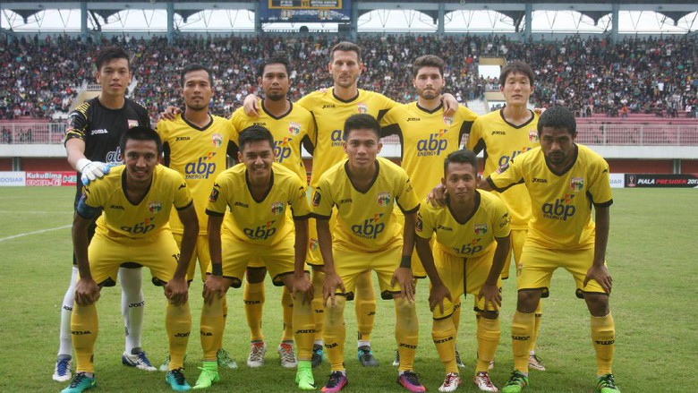 Mitra Kukar Football Team
